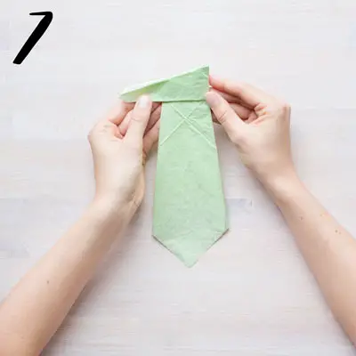 Vika en slips av en servett 7