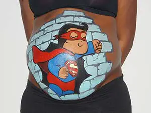 Målning på gravid kvinnas mage 11