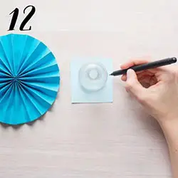 Tillverka en rund pappersrosett själv - Steg 12