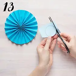 Tillverka en rund pappersrosett själv - Steg 13